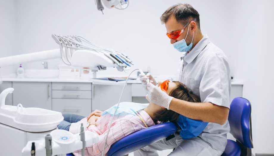 Consulta odontológica con un dentista y su paciente