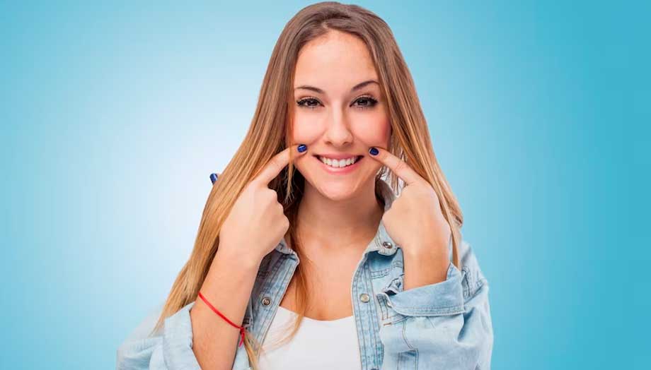 mujer mostrando su sonrisa perfecta